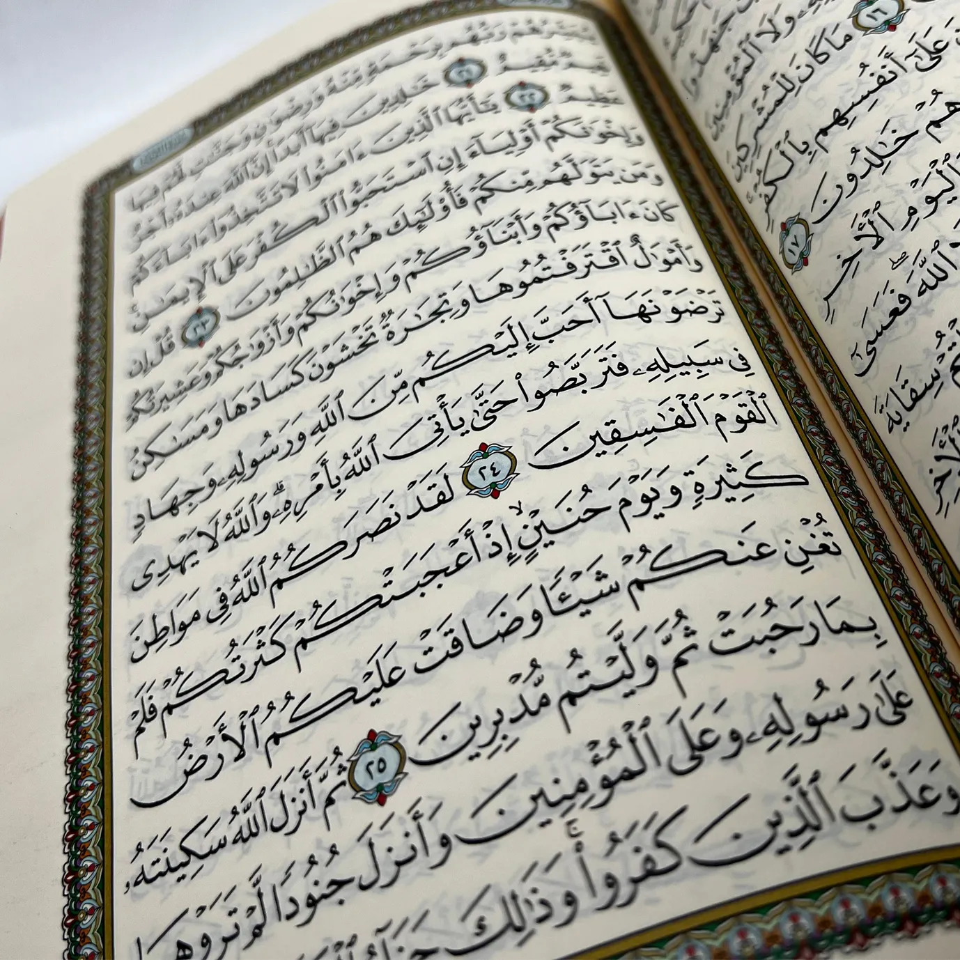 مصحف وسط غلاف الكعبة مقاس 17*24 سم - Image 2