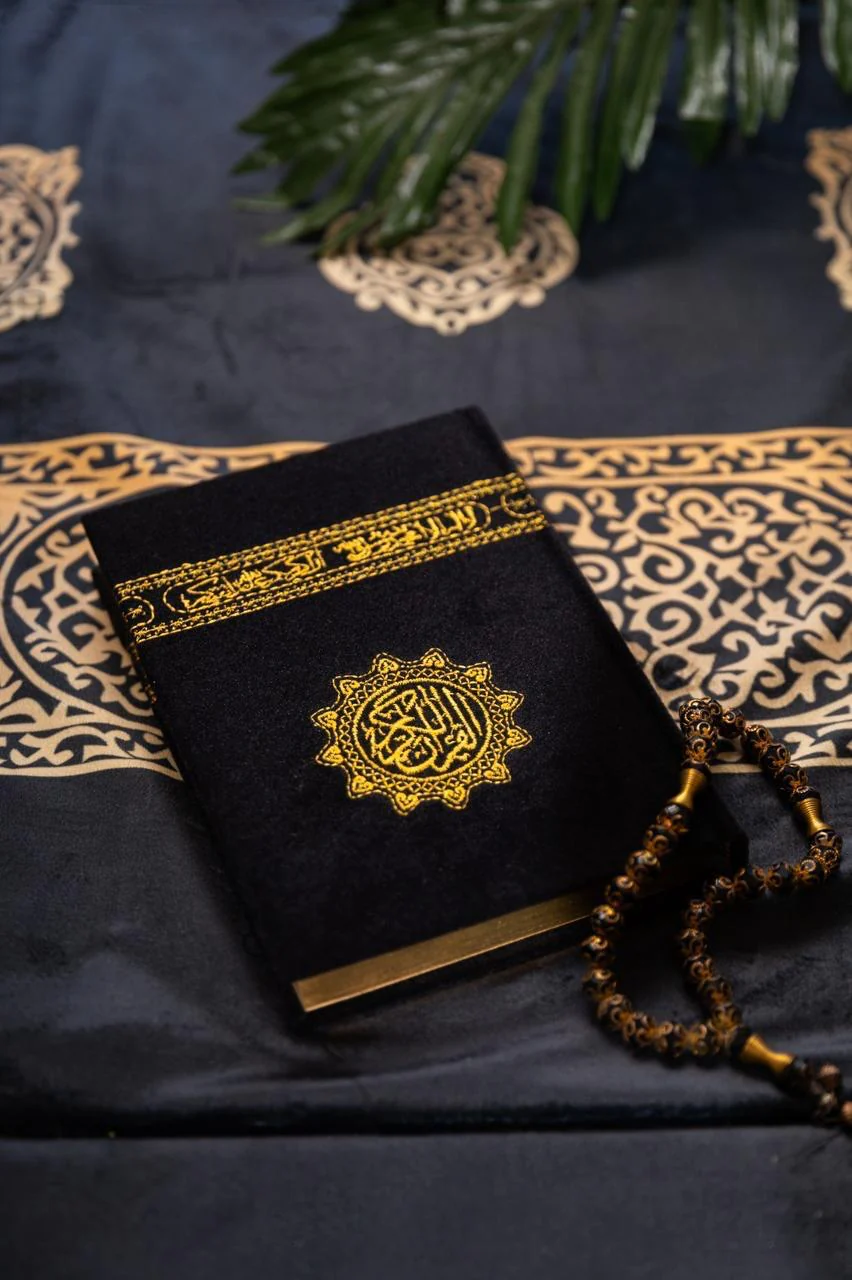 مصحف كسوة الكعبة المخمل الفاخر المطعم بماء الذهب - Image 9