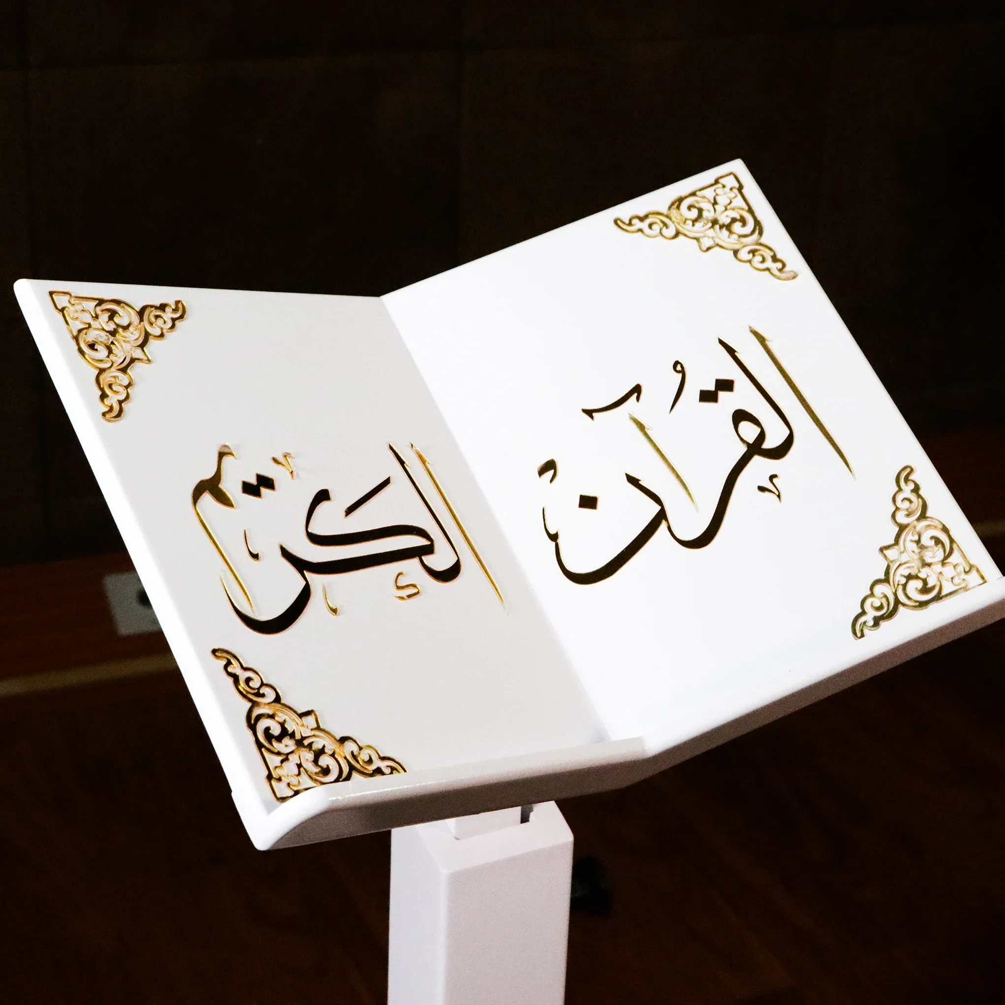 حامل القرآن الكريم مع زخرفة أكرليك ذهبية ثلاثية الأبعاد - Image 3
