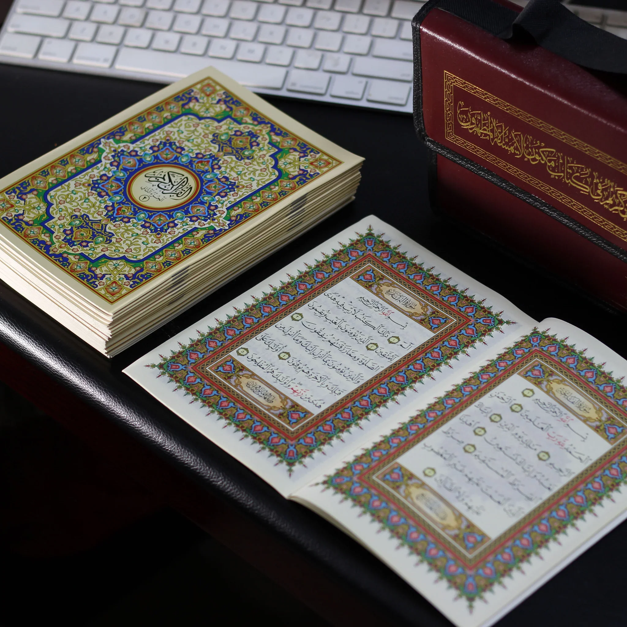 القرآن الكريم في ٣٠ جزء لحفظ القرآن الكريم في حقيبة جلدية 14*20 سم - Image 2